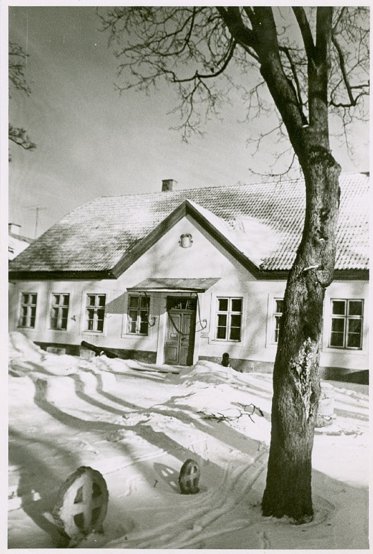 Foto. Vaade Haapsalu Koduloomuuseumi hoone fassaadile. Kooli tn. 2.a. pargi poolt. . 07.02.1960.a. Mustvalge.