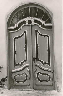 Foto. Haapsalu Koduloomuuseumi hoone Kooli tn. 2. Hoovipoolne välisuks XVIII saj. rokokoo stiilis. 07.02.1960.a. Mustvalge.  similar photo