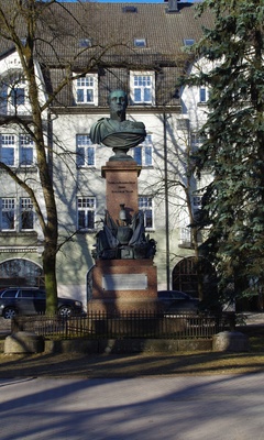 Nigul Hindo stood before the Barclay de Tolly monument during the winter in Tartu rephoto