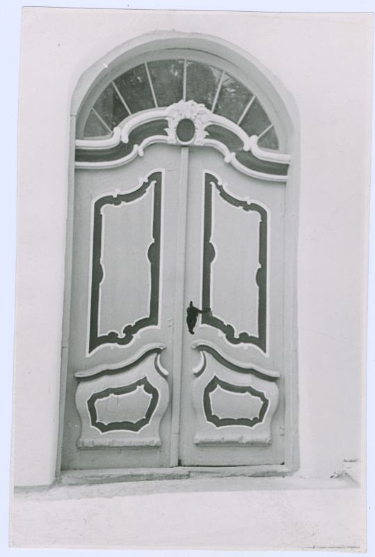 Foto. Haapsalu Koduloomuuseumi hoone hoovipoolne välisuks XVIII saj. rokokoostiilis. 1960.a. Mustvalge.