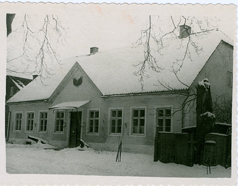 Foto. Haapsalu Koduloomuuseumi hoone, Kooli tn. 2. 1952.a. veebr.  Mustvalge.