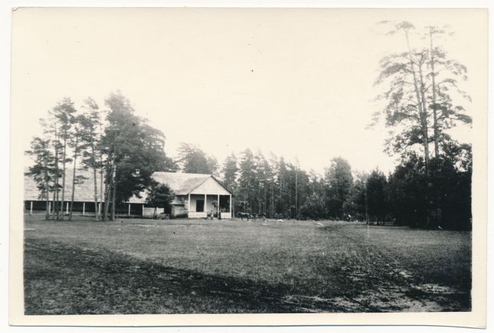 Foto. Haapsalu väljasõidu koht: Ungru-Paralepas männimetsas. Pildil restorani hoone. HM 1370.