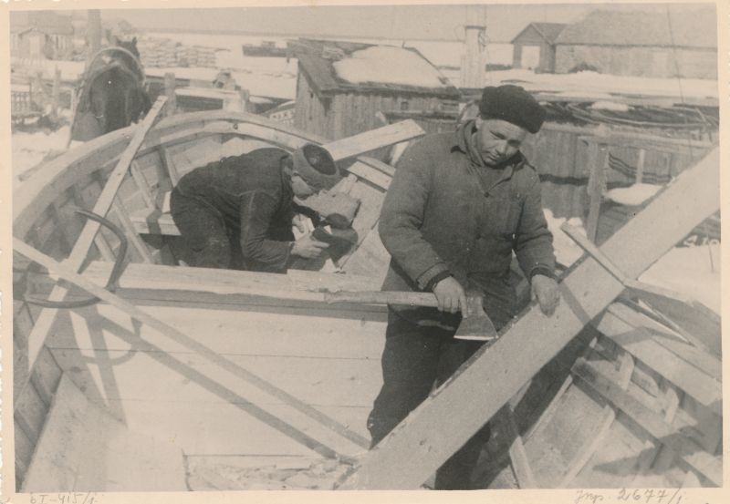 Foto. Endel Türi kogu. Kalurid V. Perevoznikov ja A. Lindström räimepaadi ehitustäid tegemas. Haapsalus. märts 1951.