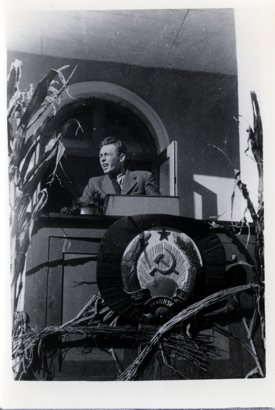 Põllumajandusnäitus Kõljalas 1948: kõnepuldis on I sekretär Aleksei Šiškin