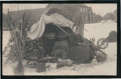 Fotopostkaart, Viljandi, Tartu tn lõpuosa, korterist väljatõstetu Marie Ohtla, tänava lõpus paistab vaestemaja, talv 1922/1923  duplicate photo