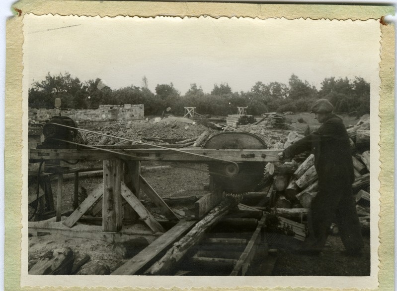 Maleva kolhoos: Piheli poolt konstrueeritud elektrisaega  seinaplokkide väljasaagimine sigala ehitusel