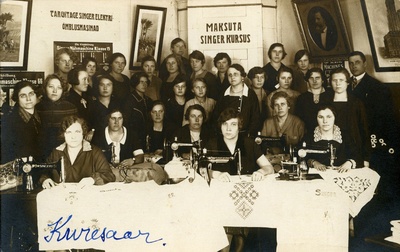Singeri õmblusmasinate kursustest osavõtjad Kuressaares  similar photo