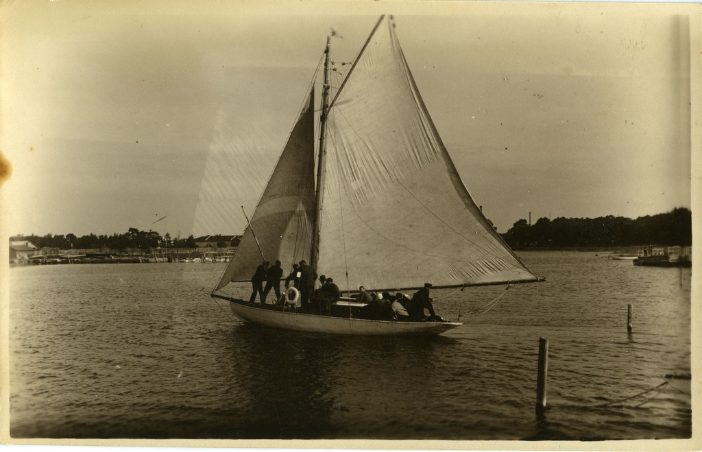 Jaht puhkajatega Kuressaare lahel