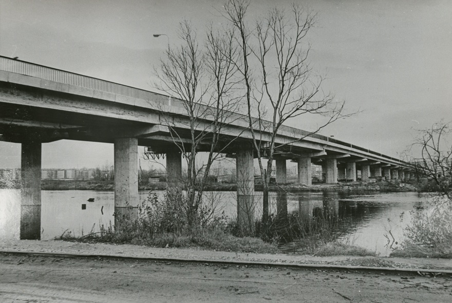 Friendship bridge in Tartu, view from the shore