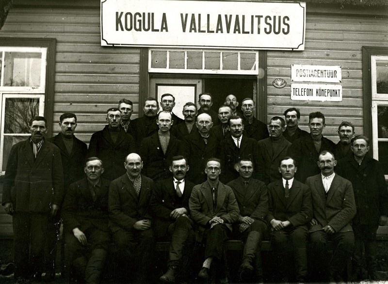 Kogula vallavalitsus, 1930. aastad?, grupipilt.