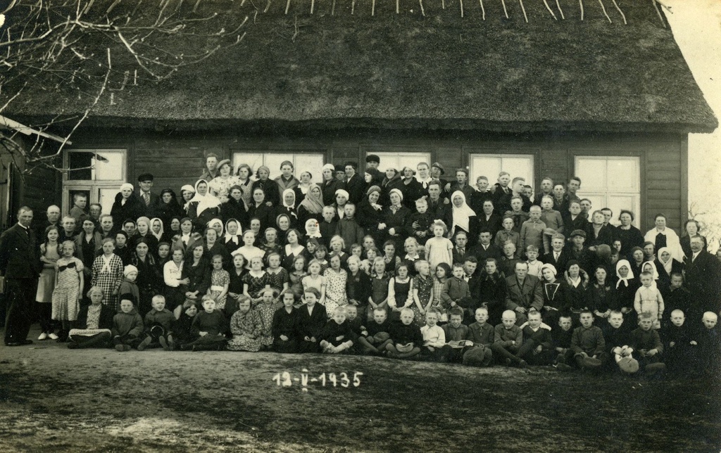 Vaivere algkooli õpilased ja õpetajad koolimaja ees