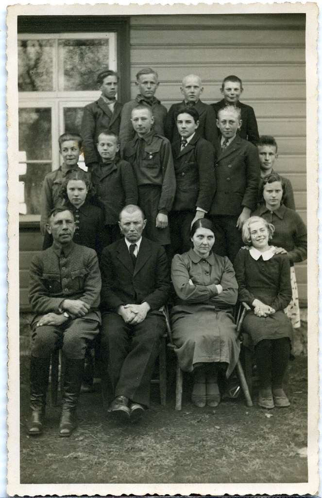 Vaivere algkooli VI klassi lõpetajad ja õpetajad koolimaja ees