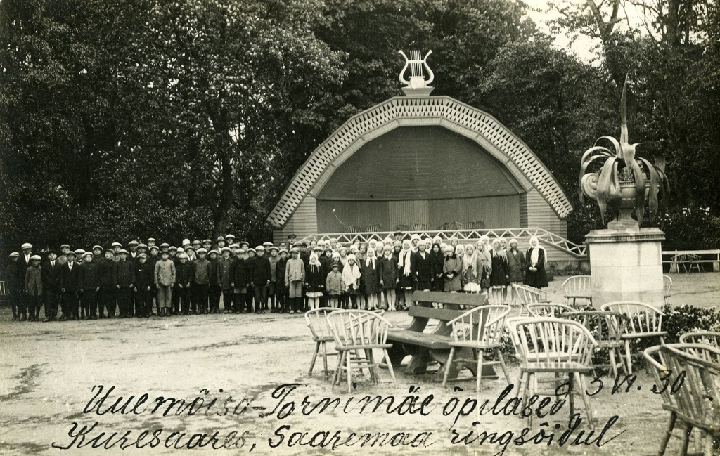 Uuemõisa ja Tornimäe algkoolide õpilased Kuressaares ekskursioonil