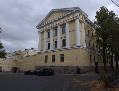 Merikasarmi Katajanokalla, rakennuksen läntisen sivun pääty lähinnä. rephoto