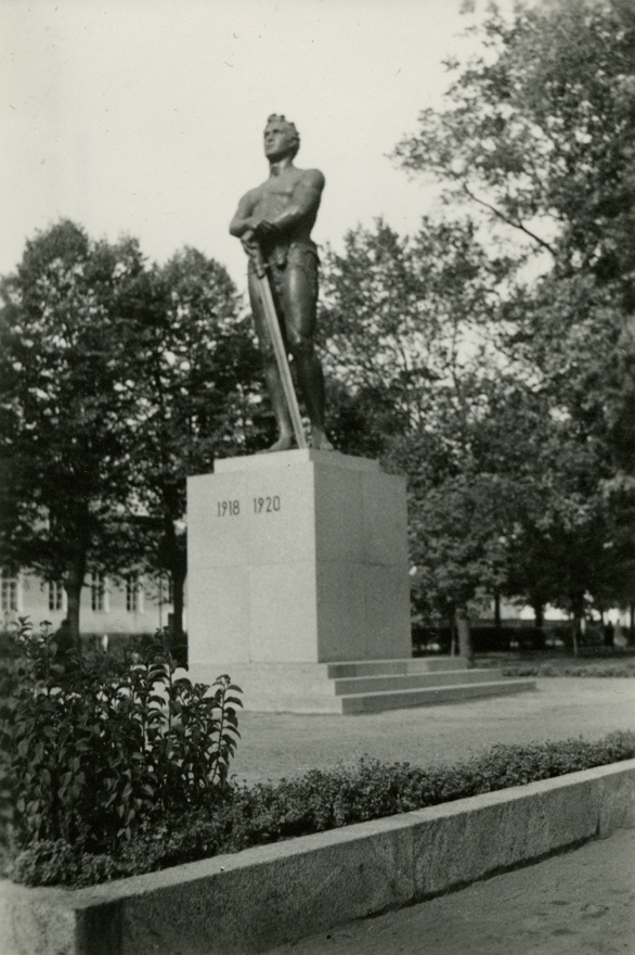 Memorial of the fallen in the War of Independence "Kalevipoeg" in Tartu. Sculptor Amandus Adamson
