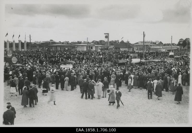 People at the 50th anniversary exhibition of the Estonian Farmers' Society in Tartu