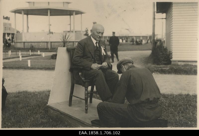 A man enjoying his shoe whistling service