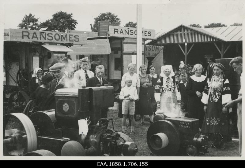 People in "Ransomes" watching the exhibition at the 50th anniversary exhibition of the Estonian Farmers' Society in Tartu