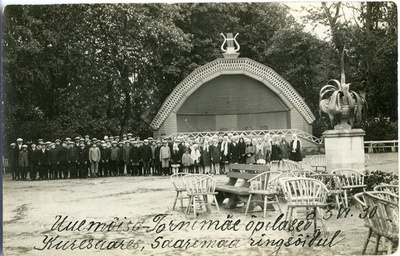 Uuemõisa-Tornimäe õpilased Kuressaares ekskursioonil  duplicate photo