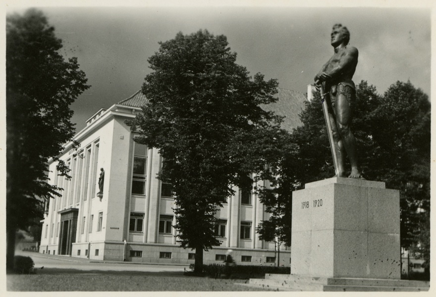 The memorial of the people who fell in the War of Independence "Kalevipoeg" in Tartu (this bank building). Sculptor Amandus Adamson