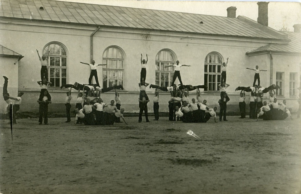 SÜG-i spordipidu kooliõues