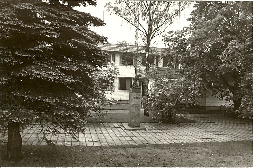 Photo, memorial 1905. Langenuile Dog 1983.