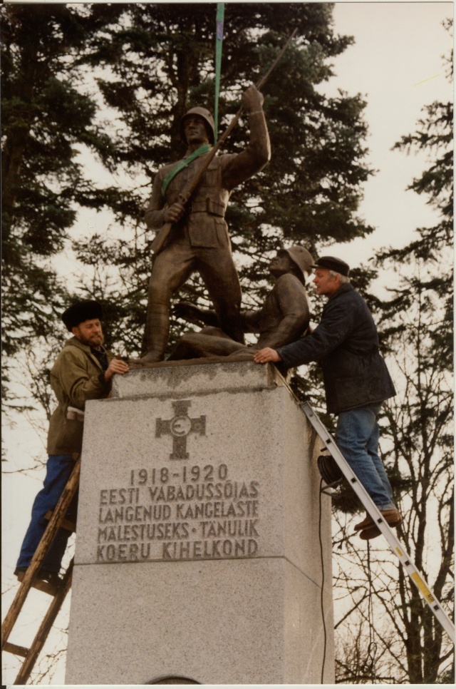 Color photo Installation of the War of Independence Memorial in Dog 1998
