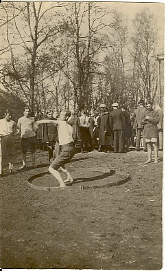 Photo, lightweight competitions in dog in 1922.