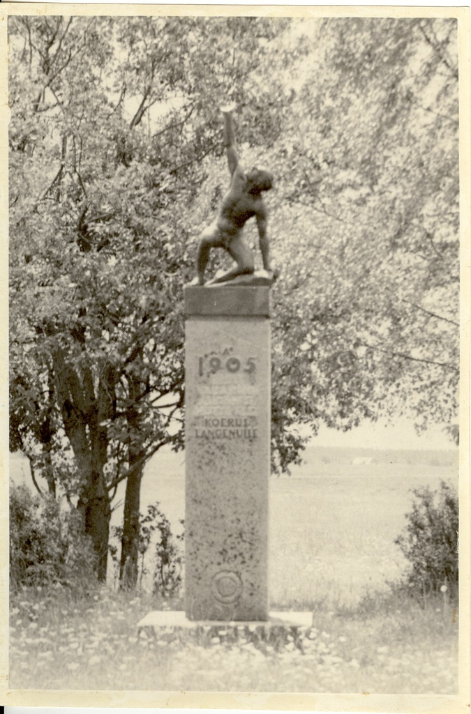 Photo, memorial stone in 1905. Victims in the Dog