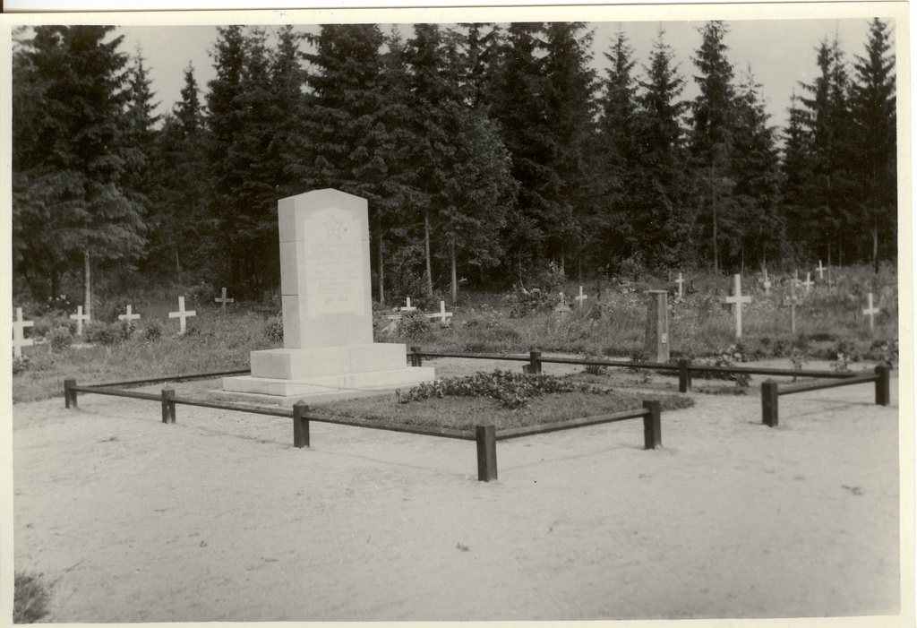 Photo, monument stone 1941-45. For soldiers falling in the war in Koerus