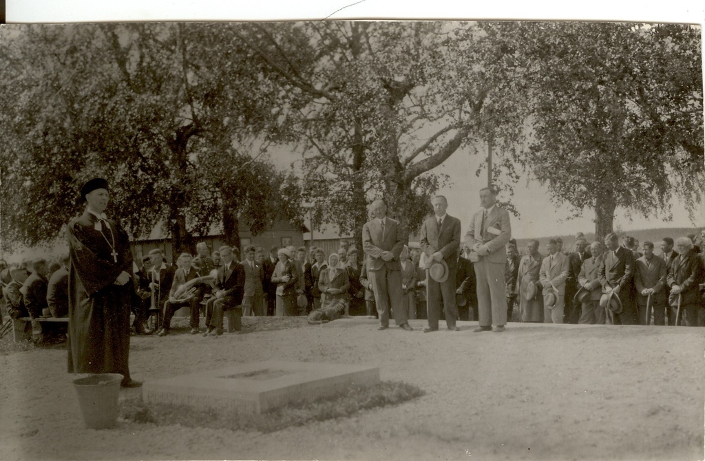 Photo, 1905 commemorative monument of the cornerstone of the dog