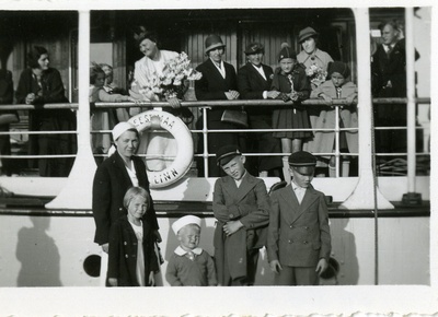 Oskar Sepa pojad Roomassaare sadamas laeva "Eestimaa" juures, 1937.v. 1938. a.  similar photo