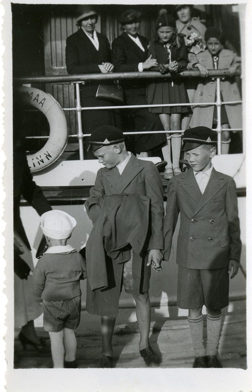 Oskar Sepa pojad Roomassaare sadamas laeva "Eestimaa" juures, 1937.v. 1938. a.