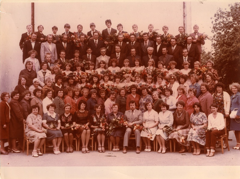 Kuressaare 8-kl. Kooli lõpetajad vanematega ja õpetajad. 1980.aastatel.