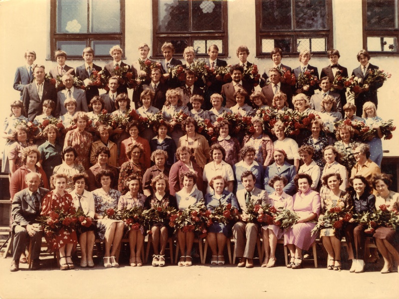 Kuressaare 8-kl. Kooli lõpetajad vanematega ja õpetajad. 1981.a.