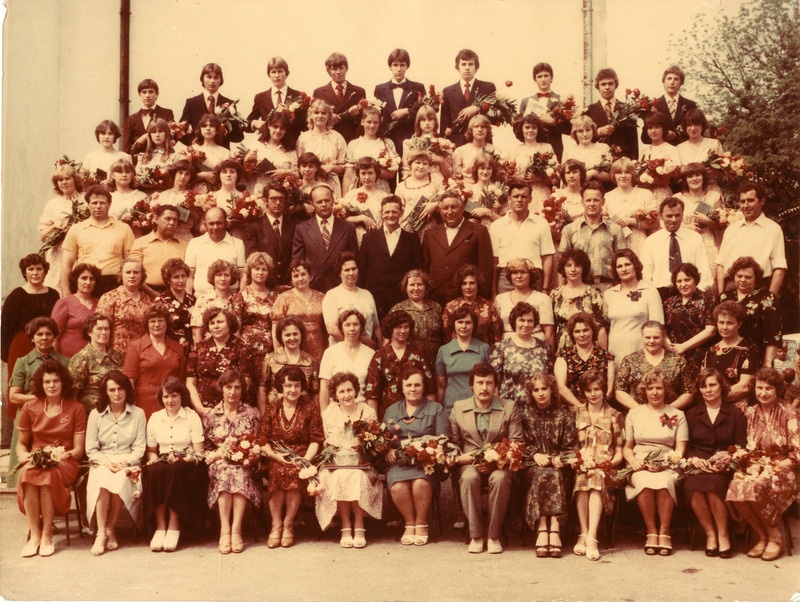 Kuressaare 8-kl. Kooli lõpetajad vanemate ja õpetajad. 1980.a.