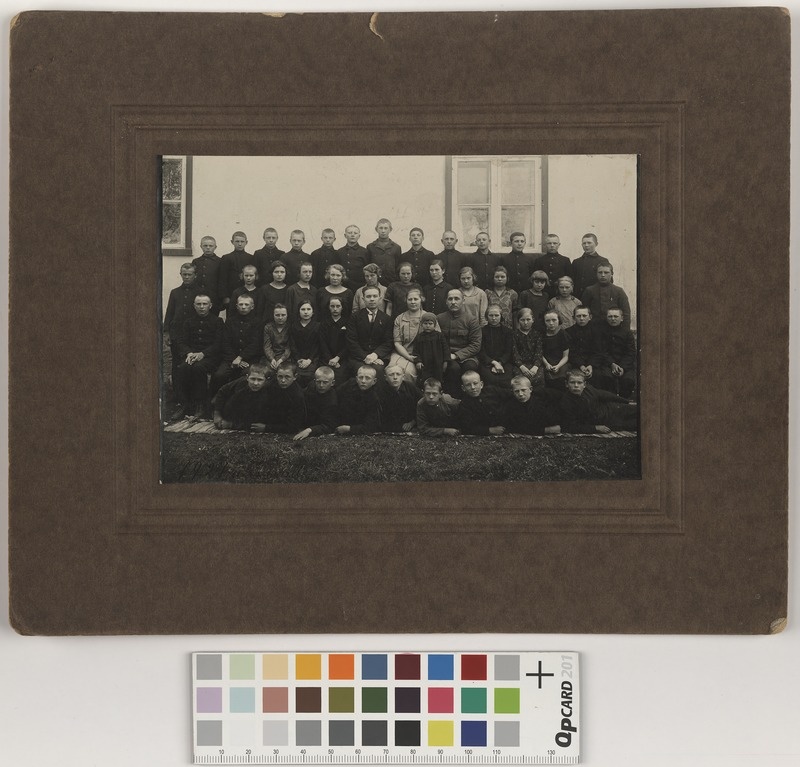 Uuemõisa kõrgema algkooli (V-VI klass) õpetajad ja õpilased 1927. a.