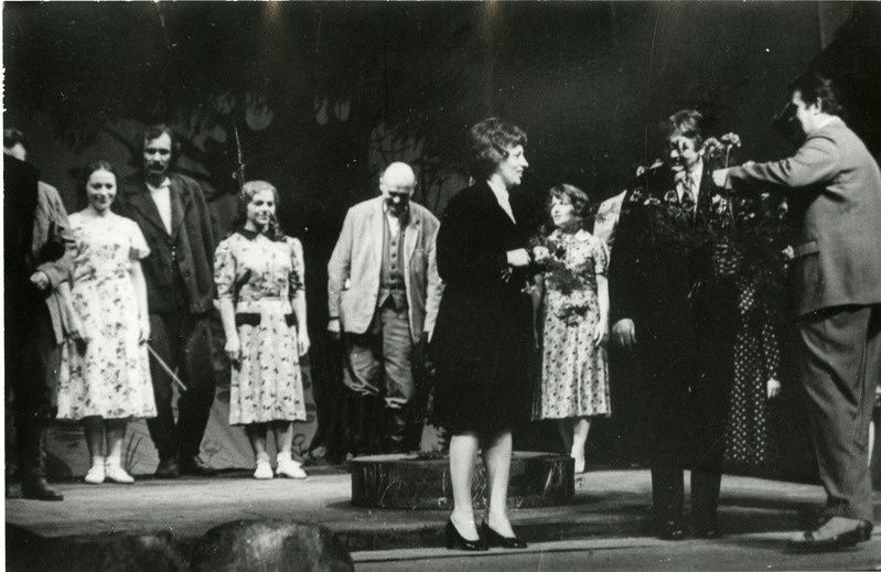 Õnnitlused pärast "Vanemuise" "Külavahelaulude" etendust Potsdami teatris, 1973. a. Vasakult 3. Evald Aavik.