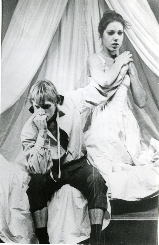 Tiia Porss Gustcheni osas Lenzi - Brechti näidendis "Koduõpetaja"; koduõpetaja osas Jüri Lumiste, 1980.a.