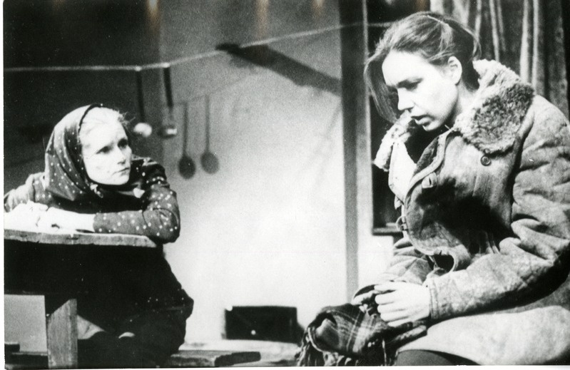 Tiia Porss Marta osas Olev Antoni näidendis "Tuulemurd"; vasakul Bender Vanaperenaise Miinana, 1983.a.