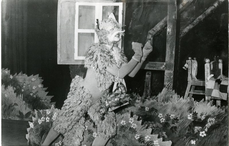 Tiia Porss Rebase osas Sergei Mihhalkovi lastenäidendis "Mõrv katedraalis". 1980. a.