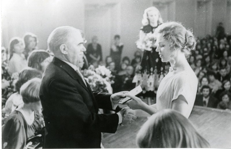 Tiia Porss TR Konservatooriumi diplomit vastu võtmas. 1978. a.