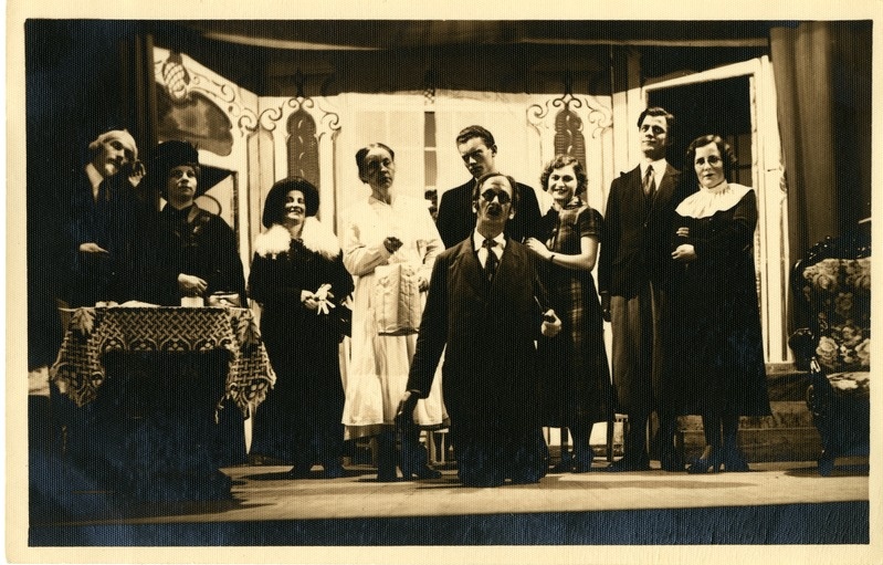 Kuressaare Eesti Seltsi teater: stseen komöödiast Olen ma sattunud haaremi?