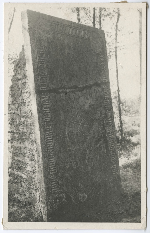 Tallinn. Rocca al Mare. Via Appia.  Ludvig von Holte hauaplaat gooti minuskeltekstiga.