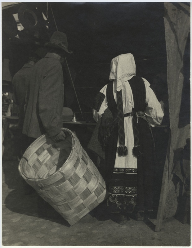 Talumees ja naine laadal müügileti ees.