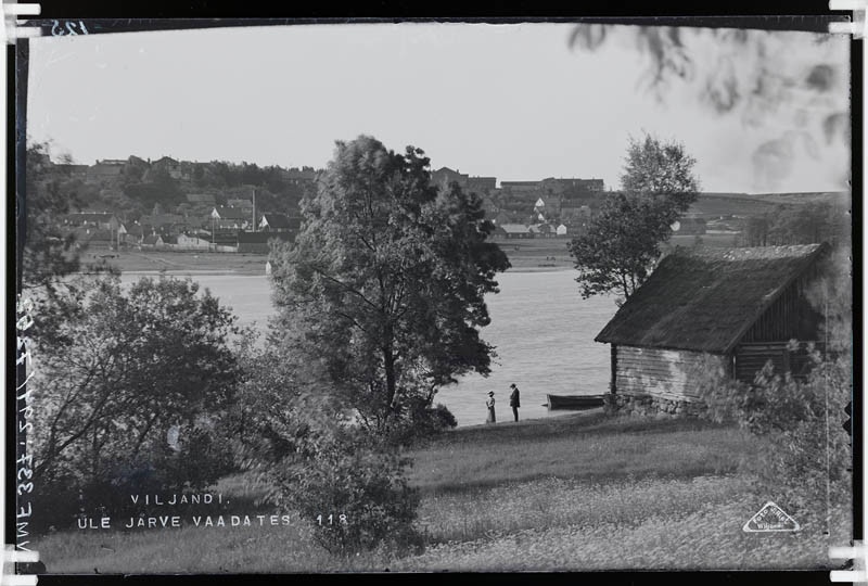 fotonegatiiv, Viljandi, Vaade vastaskaldalt Kivistikule, esiplaanil küün , kaks inimest