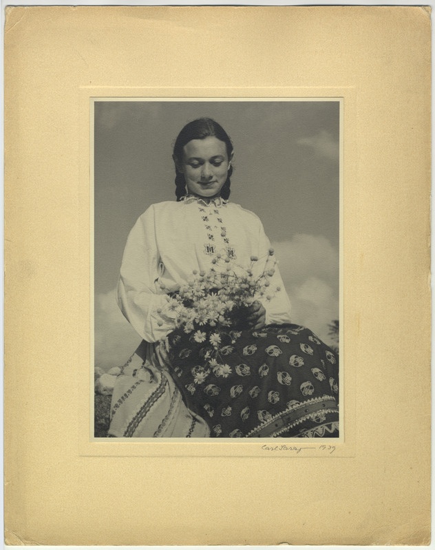 Rahvariietes patsidega naine.