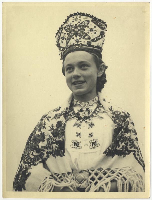 Rahvariietes ja tanuga naine.