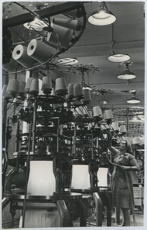 Trikotaažitööstuse "Marat" kudumistsehh uute ringkudumise masinatega.