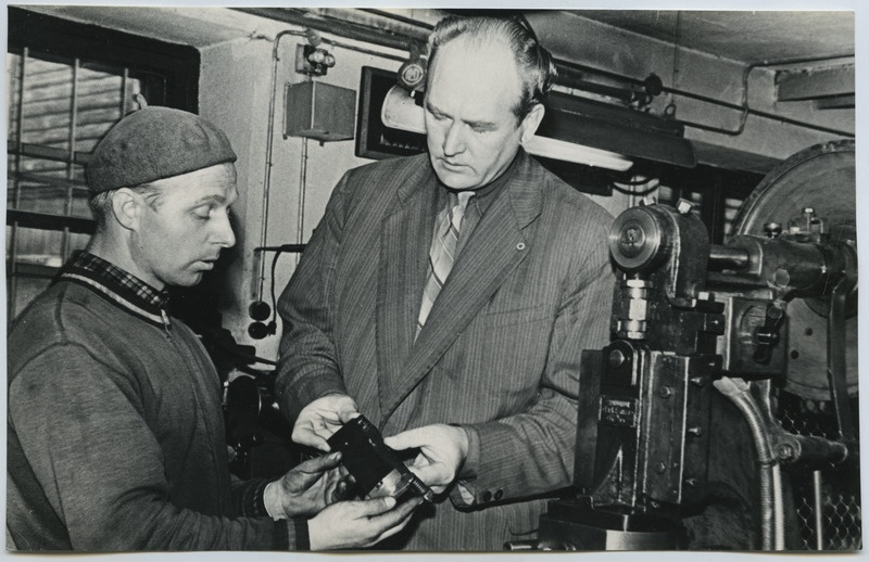 Trikotaažitööstuse "Marat" ratsionaliseerija H. Tees (vasakul).